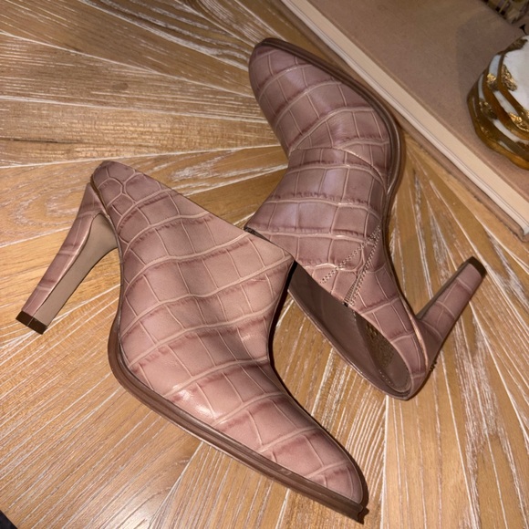 Elegant Tan Croc-Embossed Women's Mules - Picture 7 of 7